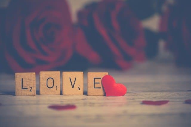 Photo d'amour avec écrit love en lettre de du jeu Scrabble en bois
